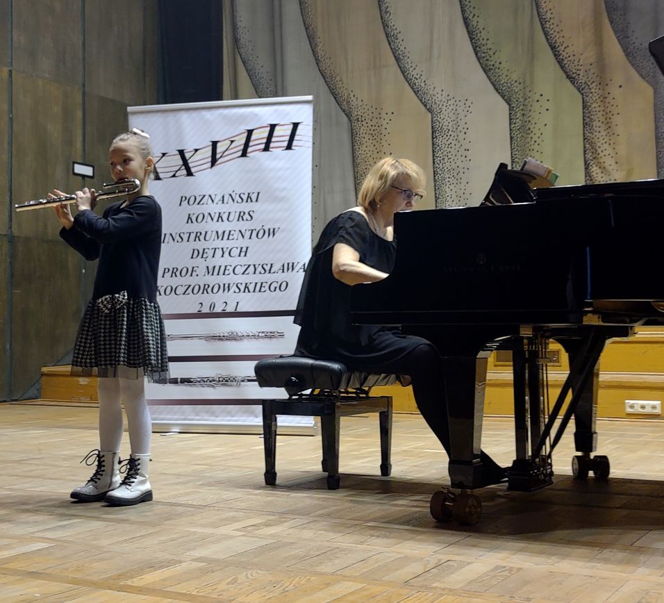 Zdjęcie przedstawia Julię Matuszek podczas występu na XVIII Poznańskim Konkursie Instrumentów Dętych.