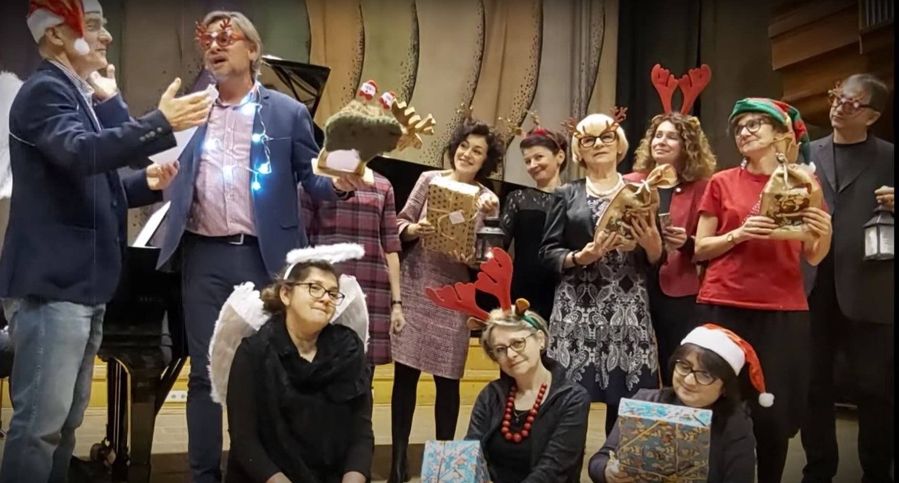 Zdjęcie nauczycieli podczas nagrywania świątecznego prezentu "Na całej połaci śnieg" w sali koncertowej POSM I st. nr 1.