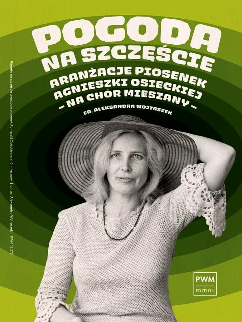 Okładka wydania "Pogoda na szczęście" - aranżacje piosenek Agnieszki Osieckiej - na chór mieszany przedstawia Agnieszkę Osiecką na zielonym tle.