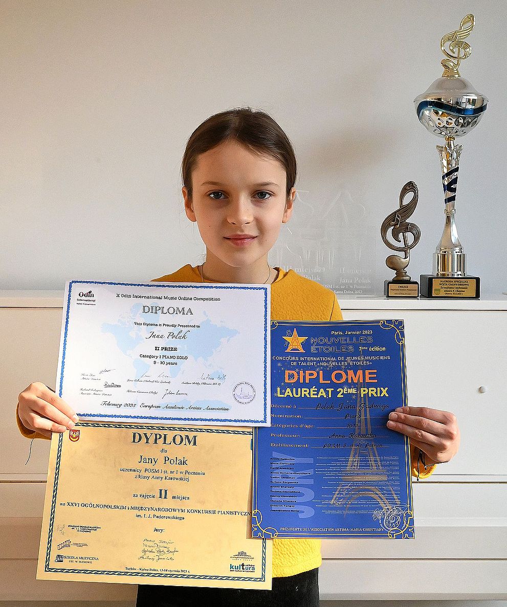 Jana Polak z dyplomami zdobytymi na konkursach pianistycznych w lutym 2023 roku.